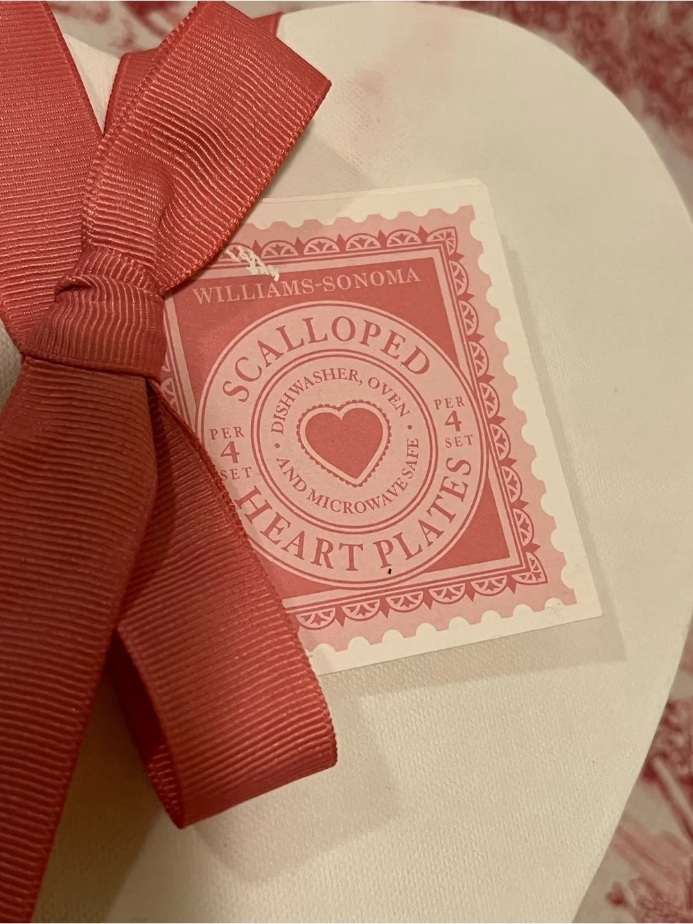 NWT WILLIAMS-SONOMA SCALLOPED HEART PLATES.